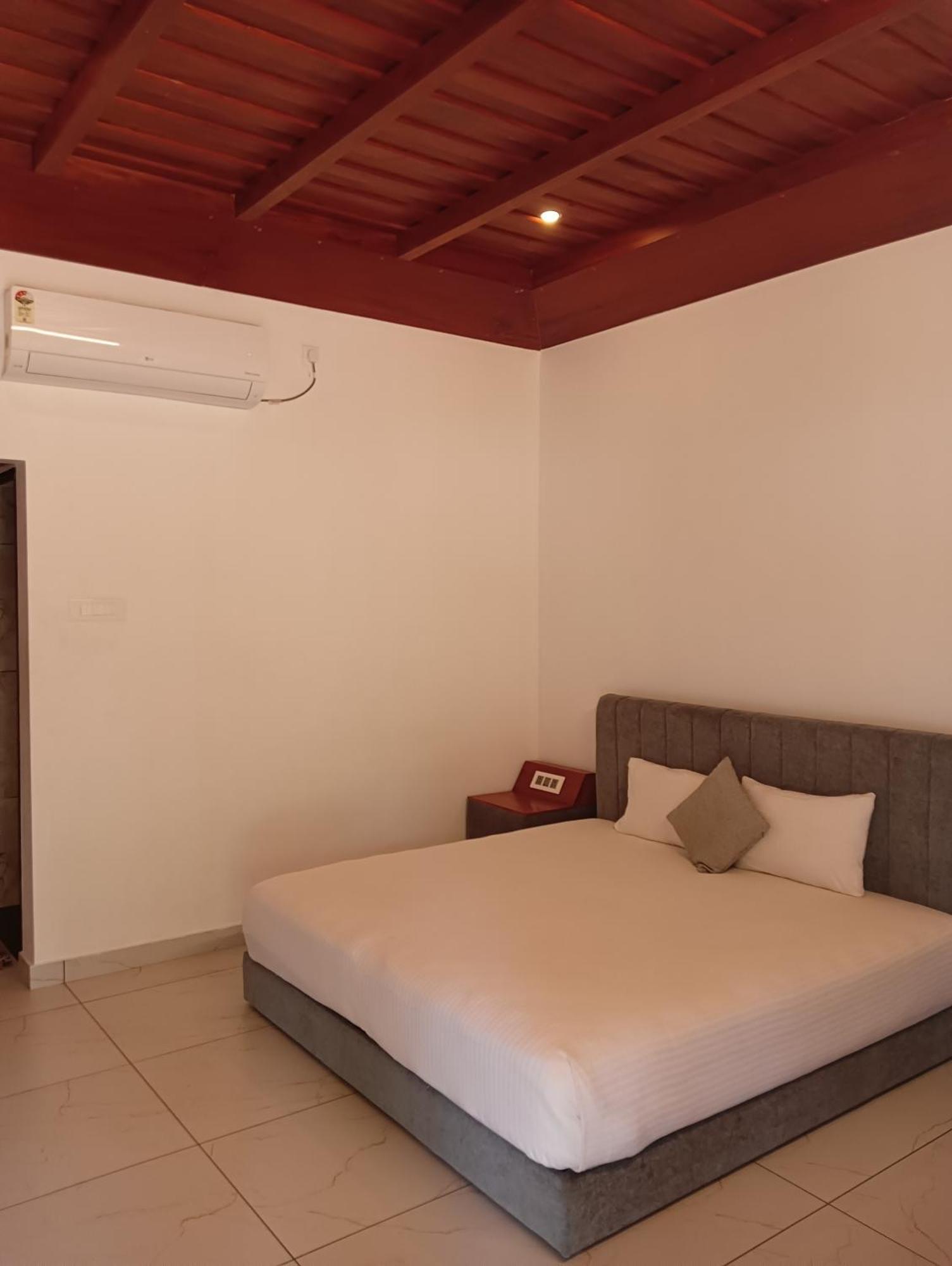 The Royal Island Hotel Mundrothuruth ภายนอก รูปภาพ