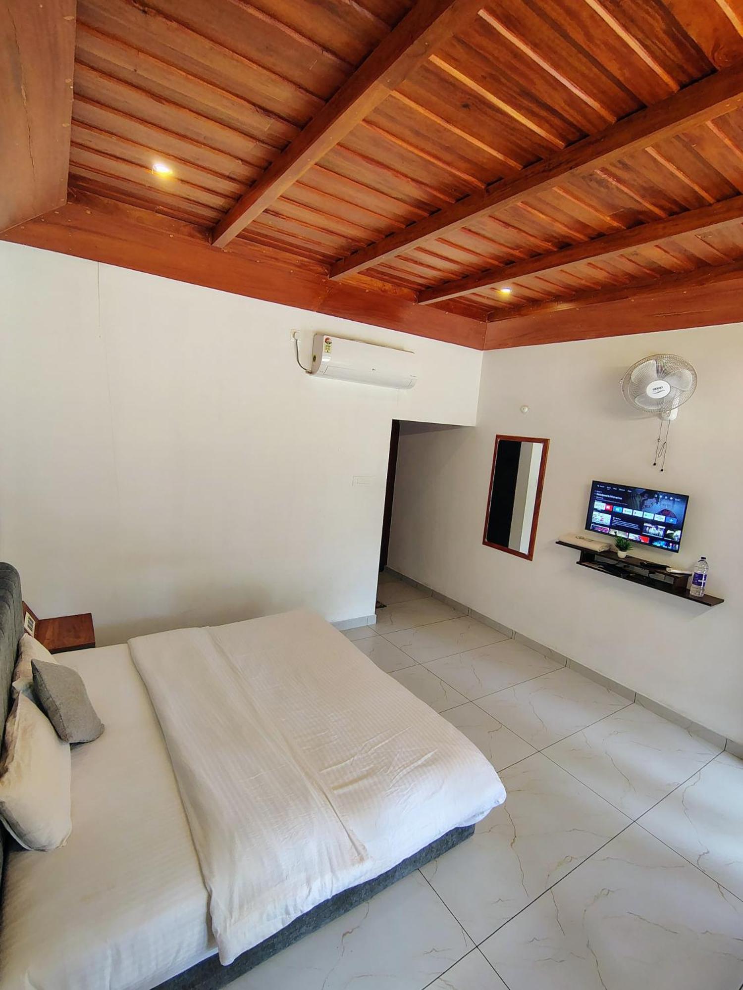 The Royal Island Hotel Mundrothuruth ภายนอก รูปภาพ